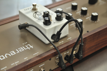 FX pedal sits on top of Therevox ET-5